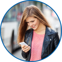 Frau mit Handy